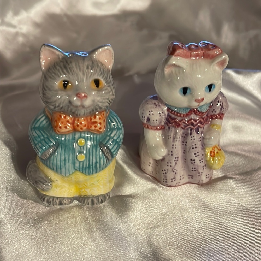 Avon - Vintage - 1992- Mr & Mrs Cat Salt and Pepper Shaker Set